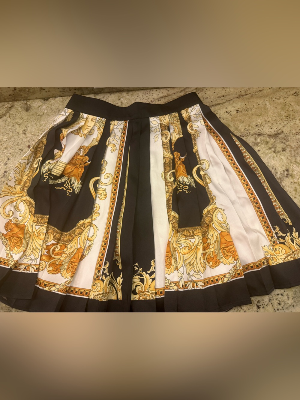 Versace - Picture 1 of 4